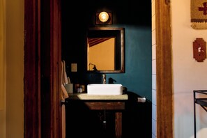 Douche, articles de toilette gratuits, sèche-cheveux