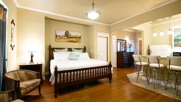 Signature Studio Suite, 1 King Bed, Kitchen