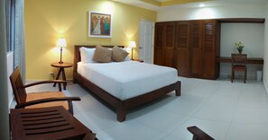 Deluxe Room, 1 Queen Bed | Premium bedding, pillow-top beds, in-room safe, individually decorated - El Mirador Suites and Lounge (Managua)
