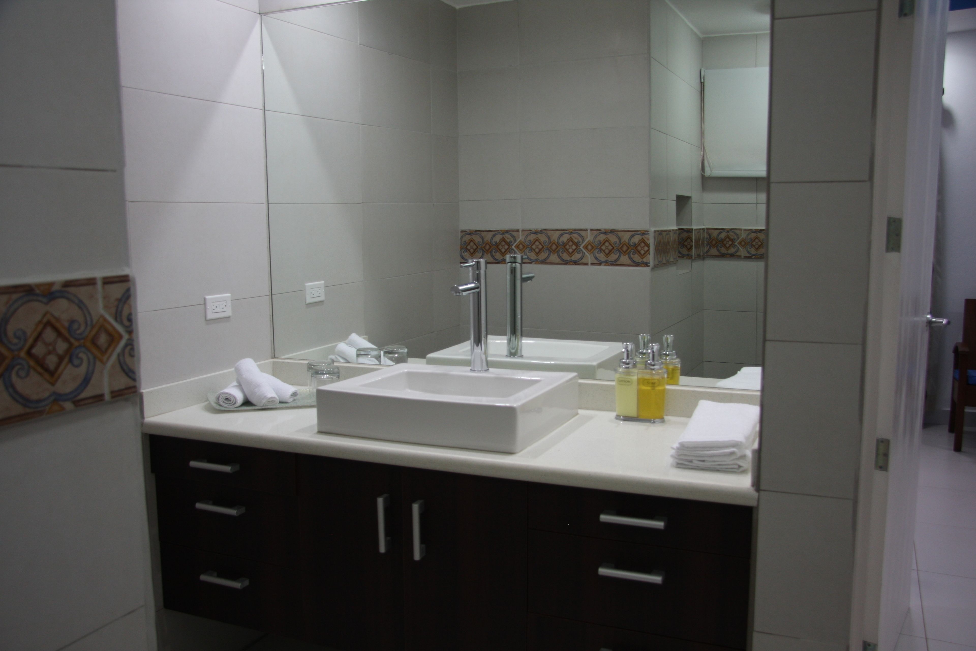 deluxe room, 1 king bed, accessible, lake view | bathroom | shower, free toiletries, hair dryer, towels