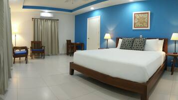 Deluxe Room, 1 King Bed, Accessible, Lake View | Premium bedding, pillowtop beds, in-room safe, individually decorated
