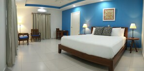 デラックス ルーム キングベッド 1 台 バリアフリー レイクビュー | 高級寝具、ピロートップベッド、セーフティボックス (室内)、客室ごとに異なる装飾