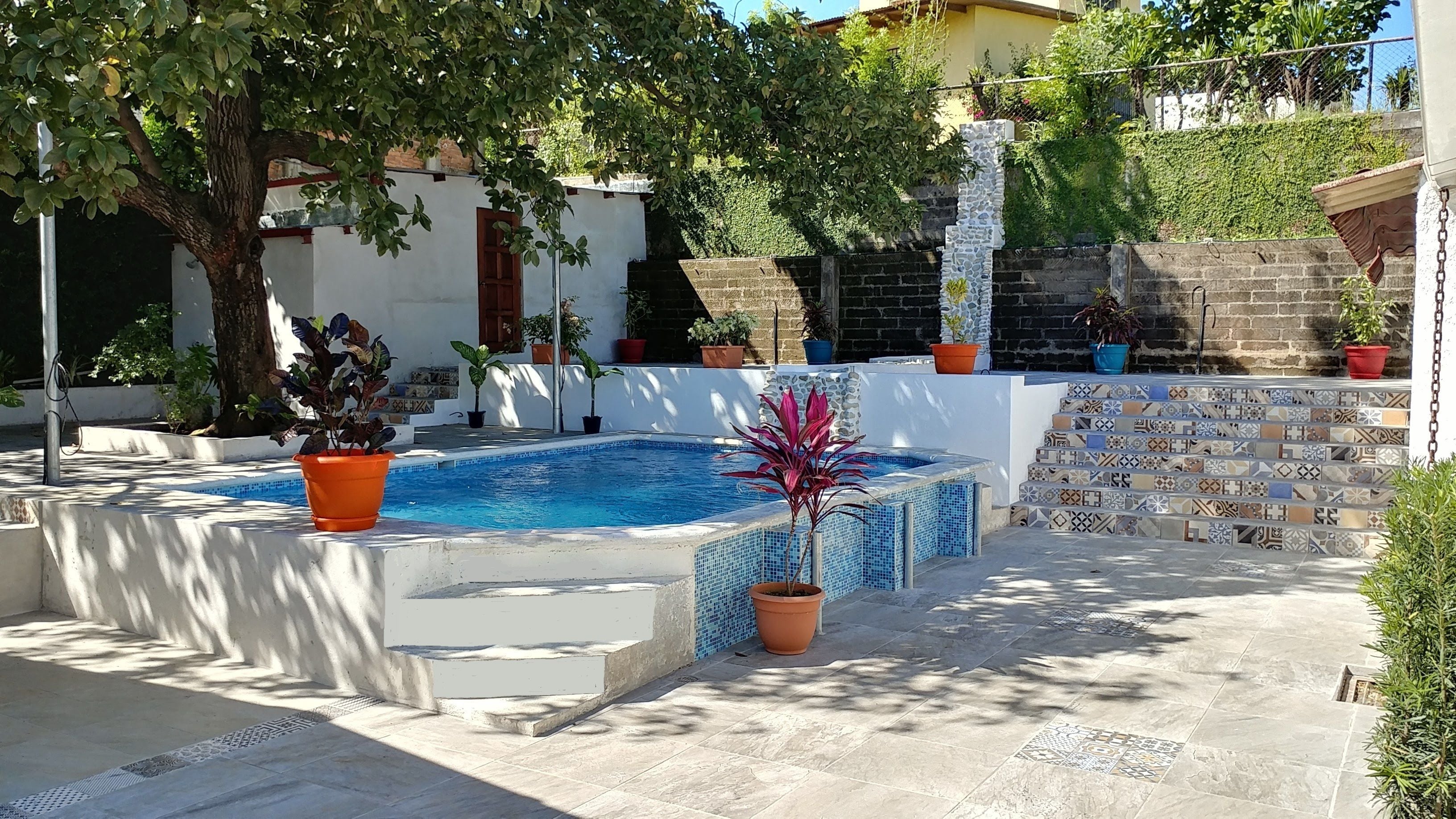 Piscine extérieure, chaises longues