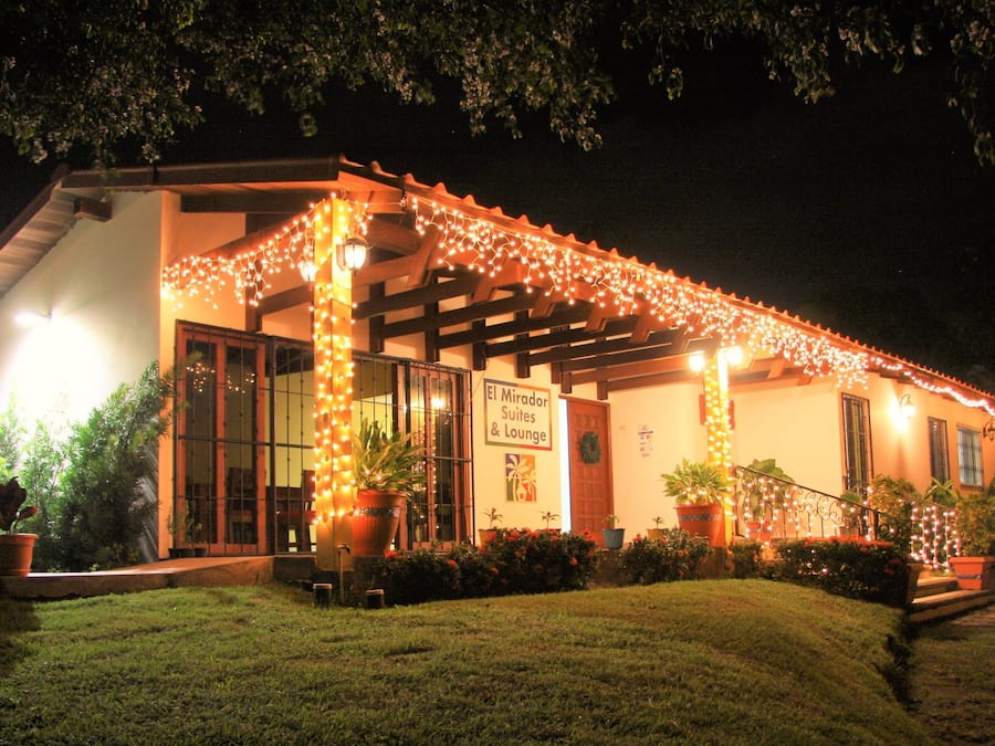 Fassade der Unterkunft – Abend/Nacht