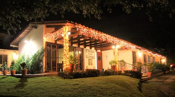 Fachada de la propiedad por la tarde o noche