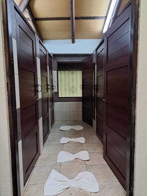 Family Villa, 4 Bedrooms, Kitchen, Mountain View | Bathroom | Shower, towels