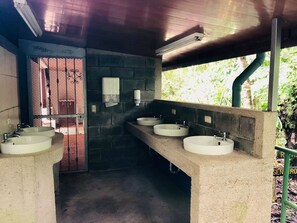 Family Villa, 4 Bedrooms, Kitchen, Mountain View | Bed sheets