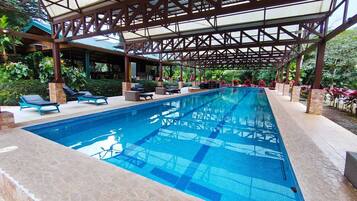 Piscine couverte, accÚs possible de 07 h 00 à 09 h 00, chaises longues