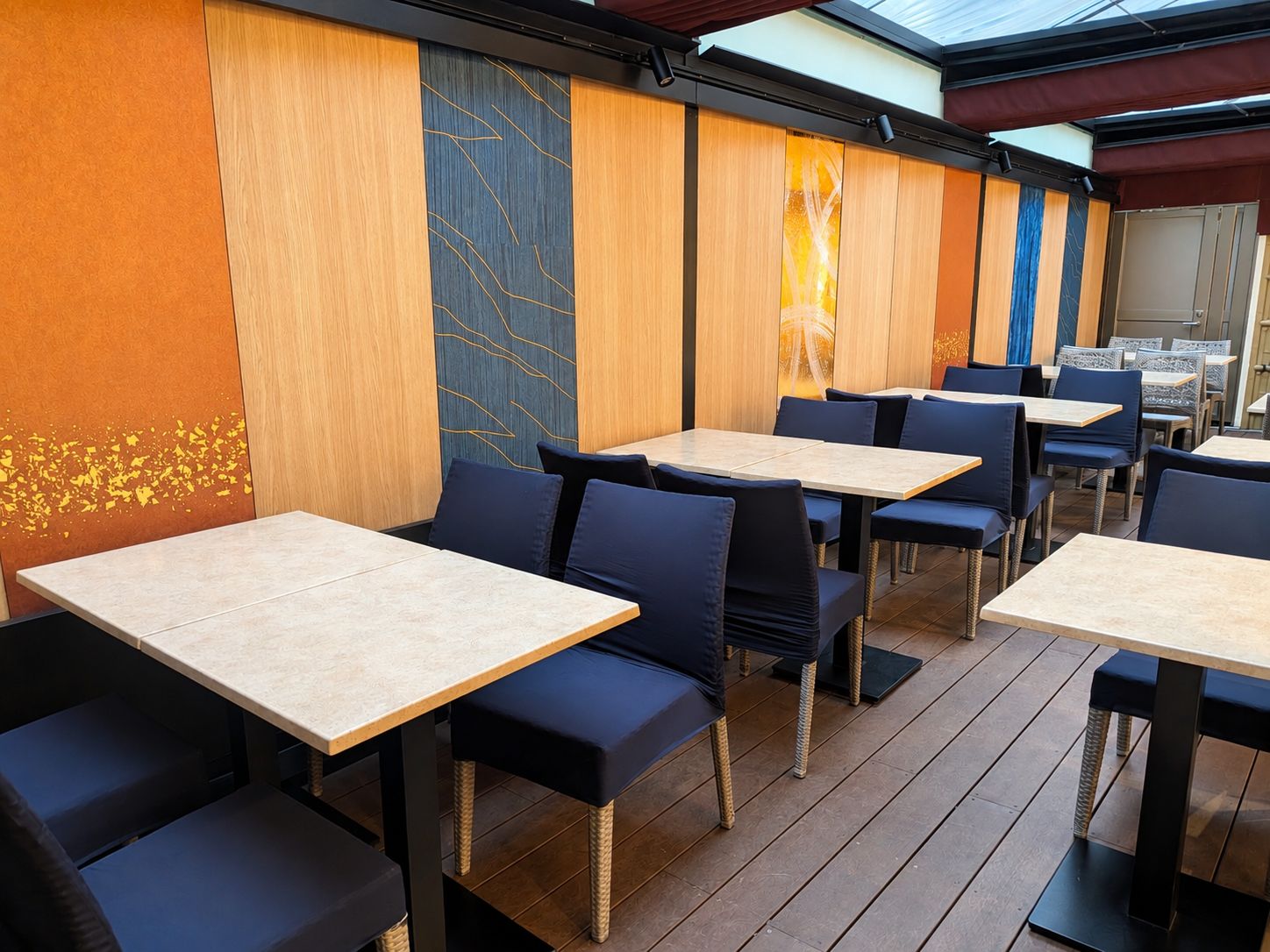 Restaurante com área externa, com mesas e cadeiras de design moderno.