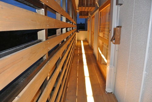 施設の正面 (日没後)