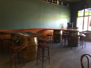 Bar (trong khuôn viên)