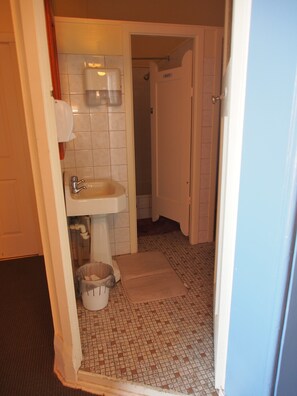 Douche, serviettes fournies