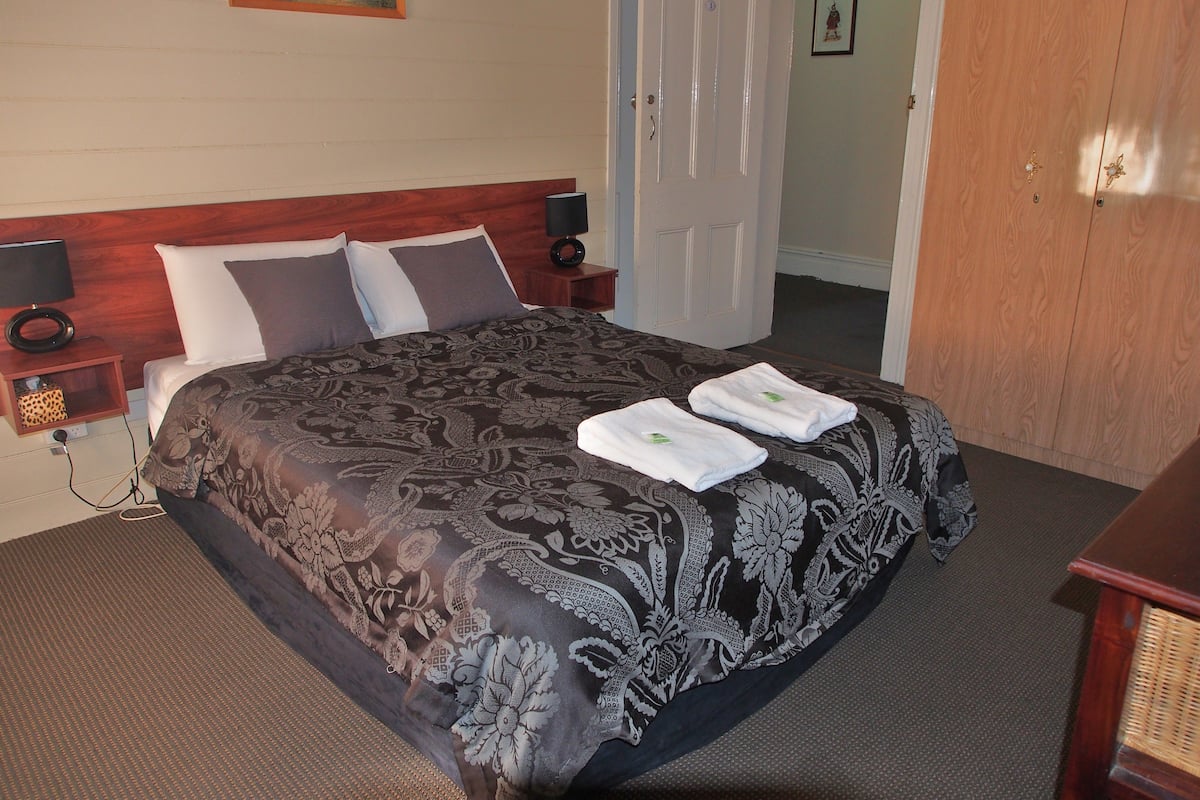 Double Room | WiFi (free), bed sheets