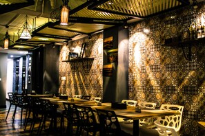 Desayuno buffet (USD 7 por persona) 