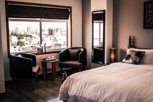 Deluxe Junior Suite | Minibar, in-room safe, laptop workspace, blackout drapes