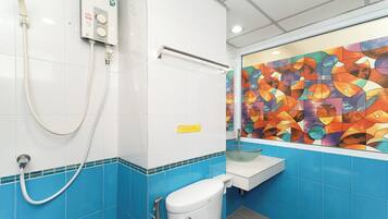 Shower, free toiletries, towels