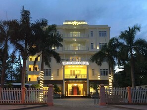 Un hotel con un letrero llamativo que dice "THANHPHUC2HOTEL" en la entrada.