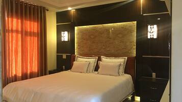 Minibar, két bảo mật tại phòng, bàn, màn/rèm cản sáng