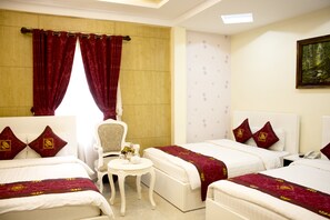 Habitación familiar | Cortinas blackout, insonorización, wifi gratis y ropa de cama 