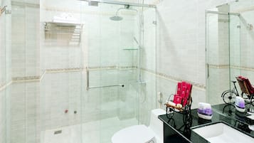 Shower, hydromassage showerhead, free toiletries, hair dryer