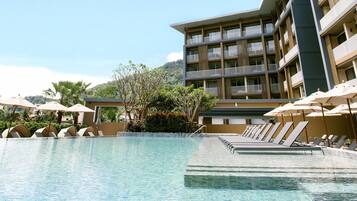 Utomhuspool, öppet 07.00 till 19.00, parasoller och solstolar