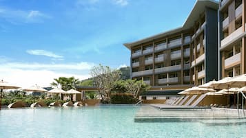 Utomhuspool, öppet 07.00 till 19.00, parasoller och solstolar