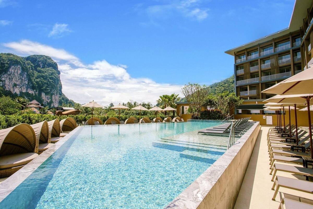 Pool | Outdoor pool, open 7:00 AM to 7:00 PM, pool umbrellas, pool loungers