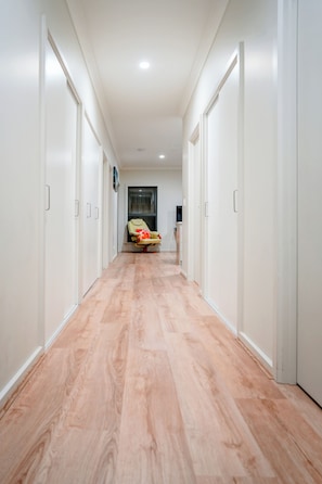 Duplex premium, 2 quartos, acessível, cozinha | Área de estar | TV de tela plana