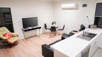 Appartement Duplex Premium, 2 chambres, accessible aux personnes à mobilité réduite, cuisine | Coin séjour | Télévision à écran plat