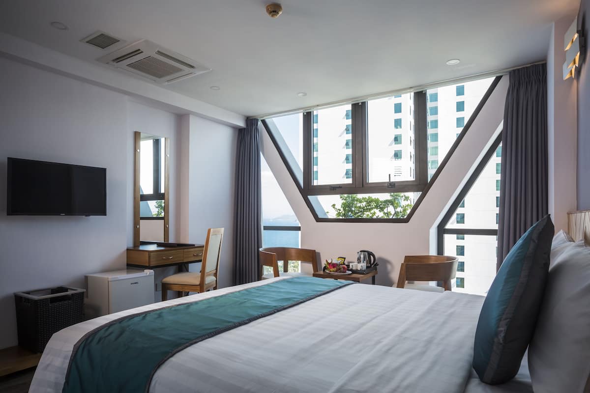Deluxe-Dreibettzimmer, eingeschränkter Meerblick | Hochwertige Bettwaren, Minibar, Zimmersafe, Schreibtisch