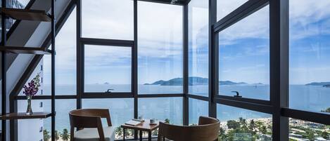 Senior kamer (Deluxe) | Luxe beddengoed, een minibar, een kluis op de kamer, een bureau