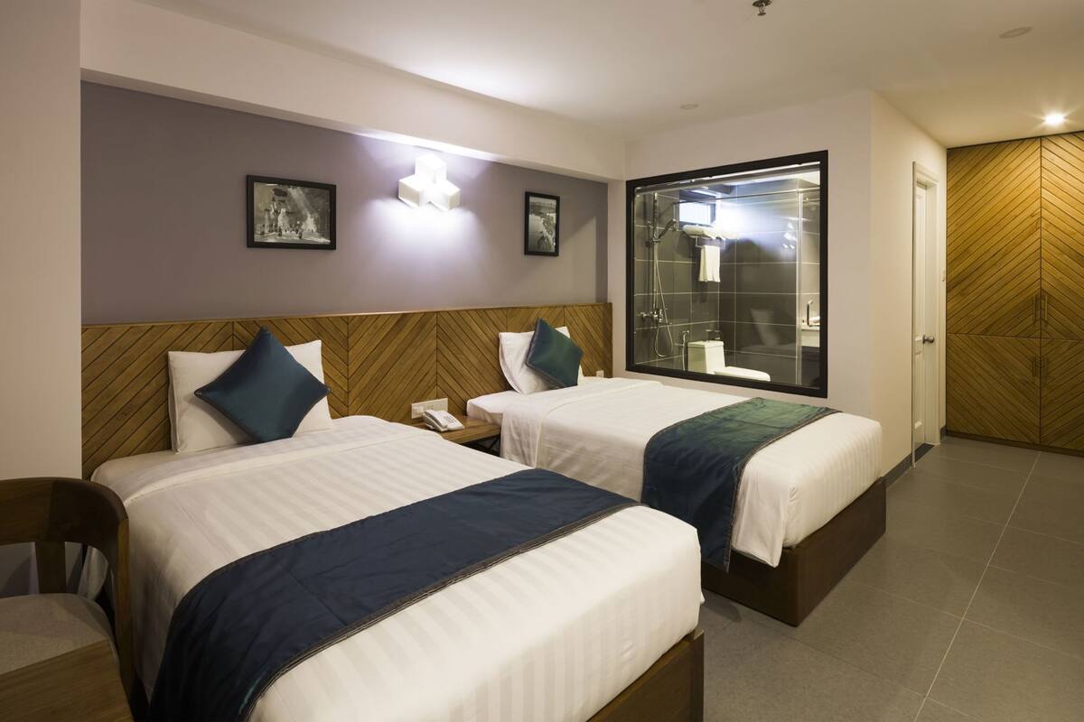 Sengetøy av topp kvalitet, minibar, safe på rommet og skrivebord