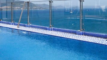 Piscine extérieure, chaises longues