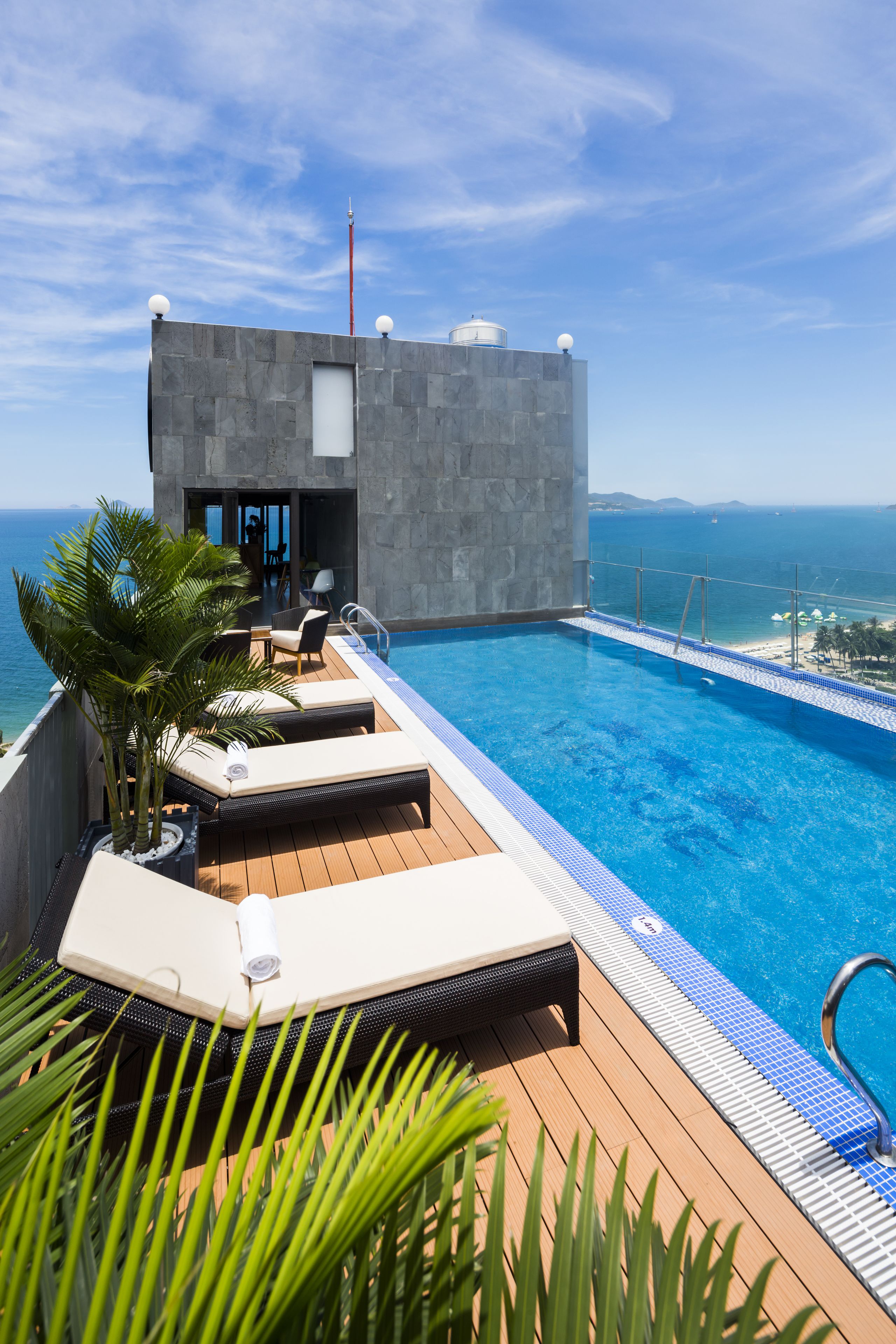 室外游泳池，日光浴躺椅