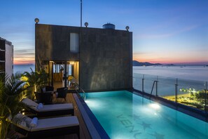 Outdoor pool, pool loungers - Venue Hotel (Nha Trang)