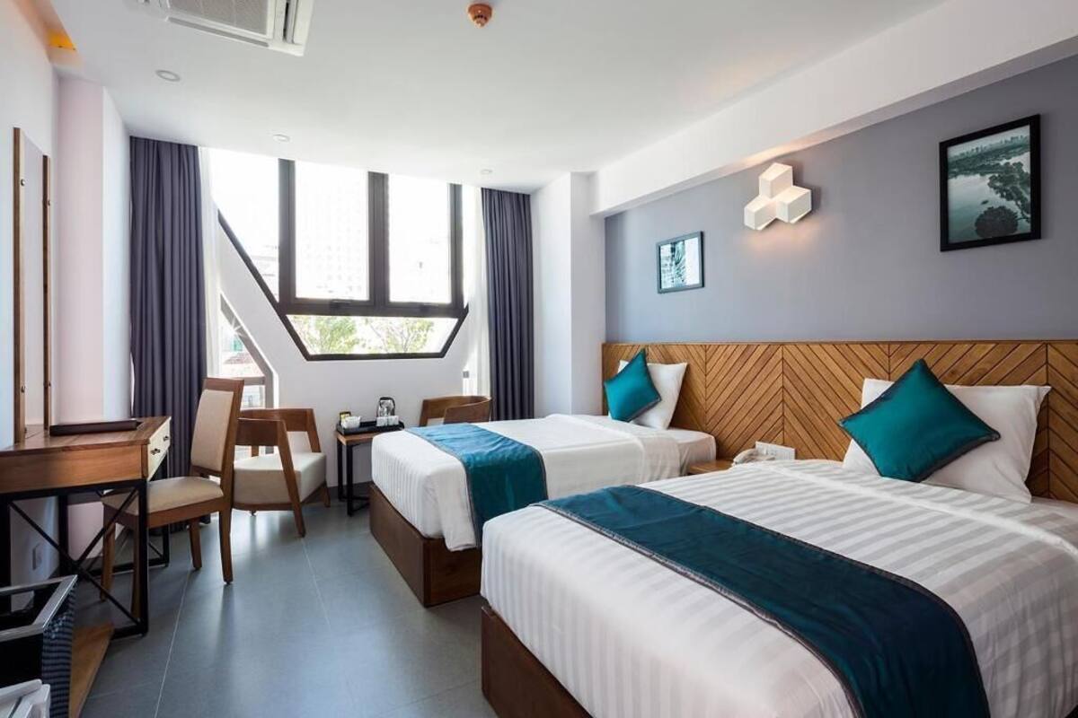 Sengetøy av topp kvalitet, minibar, safe på rommet og skrivebord