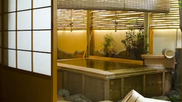 Combined shower/bathtub, spring water bathtub, free toiletries