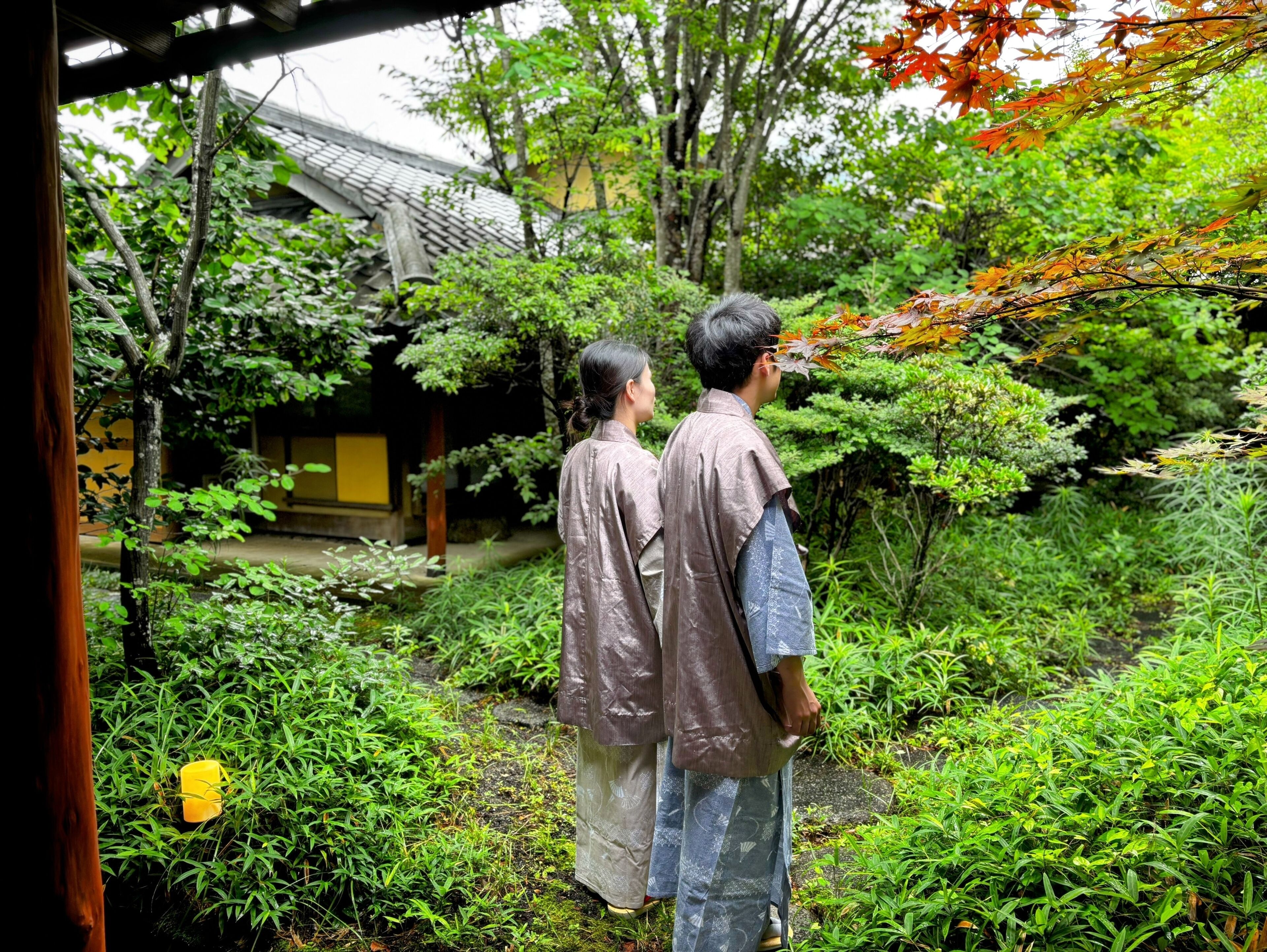 En traditionel japansk have med en trækonstruktion og en sti.
