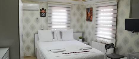 خزنة داخل الغرفة ومكتب وأسرّة أطفال/رضّع (مجانًا) وواي فاي مجانًا