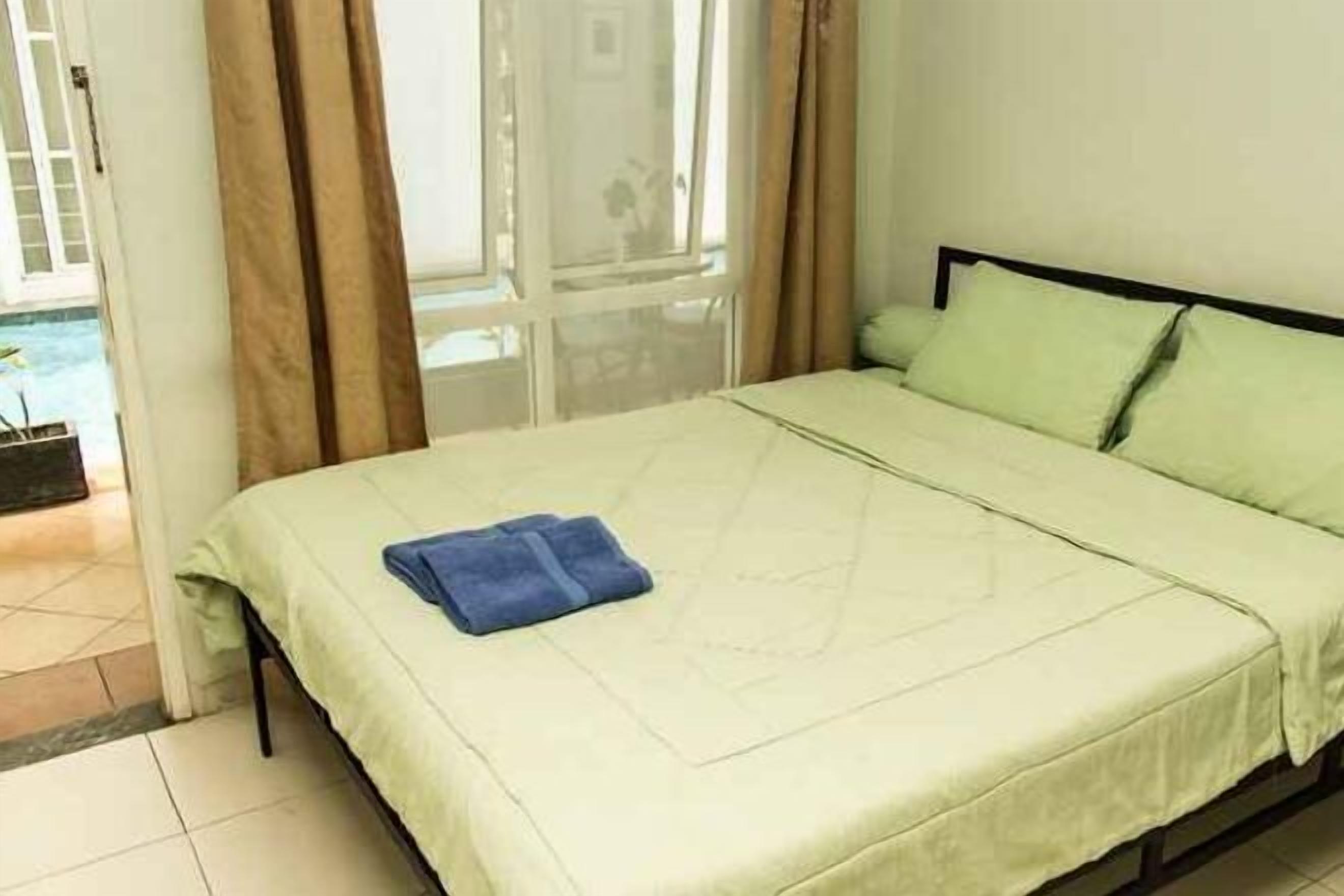 Escritorio, wifi gratis y ropa de cama 