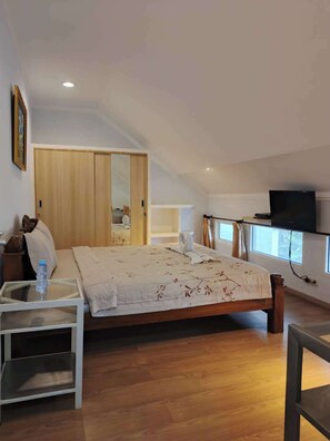 Executive Room | Desk, free WiFi, bed sheets