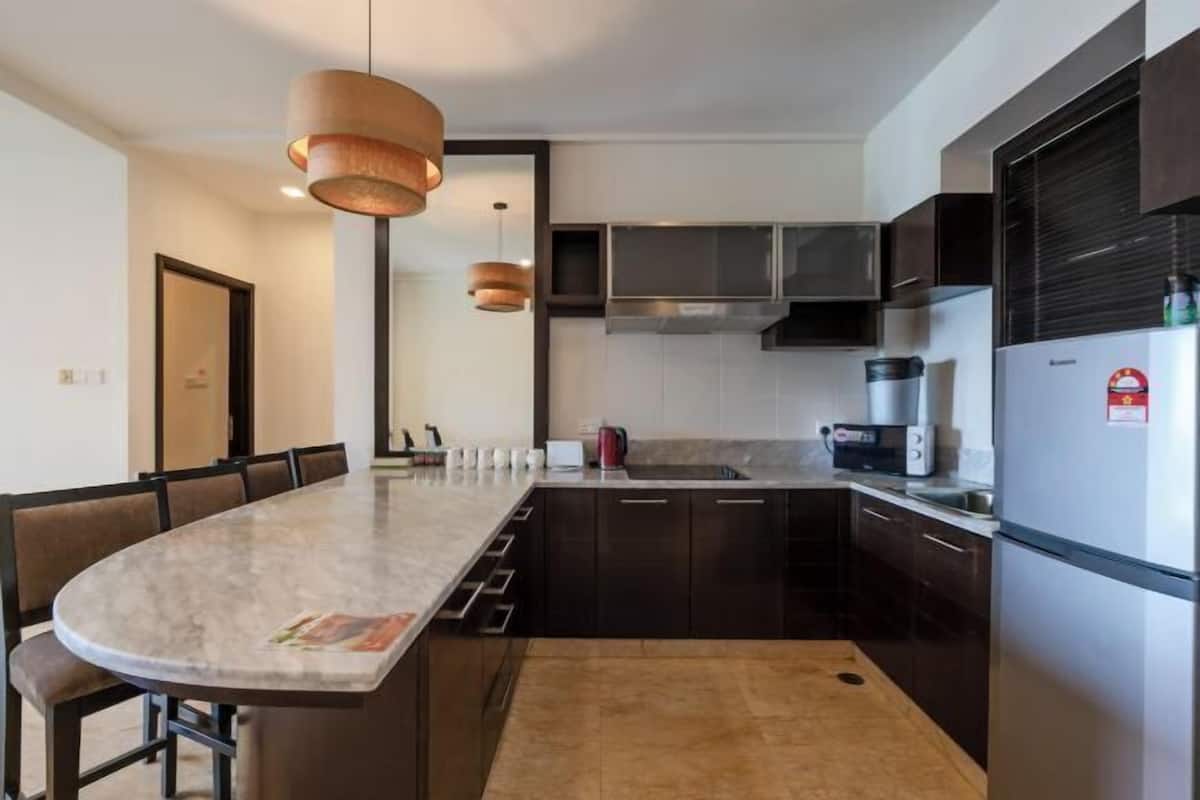 Cozinha privada | Cafeteira/chaleira, geladeira grande, micro-ondas, fogão