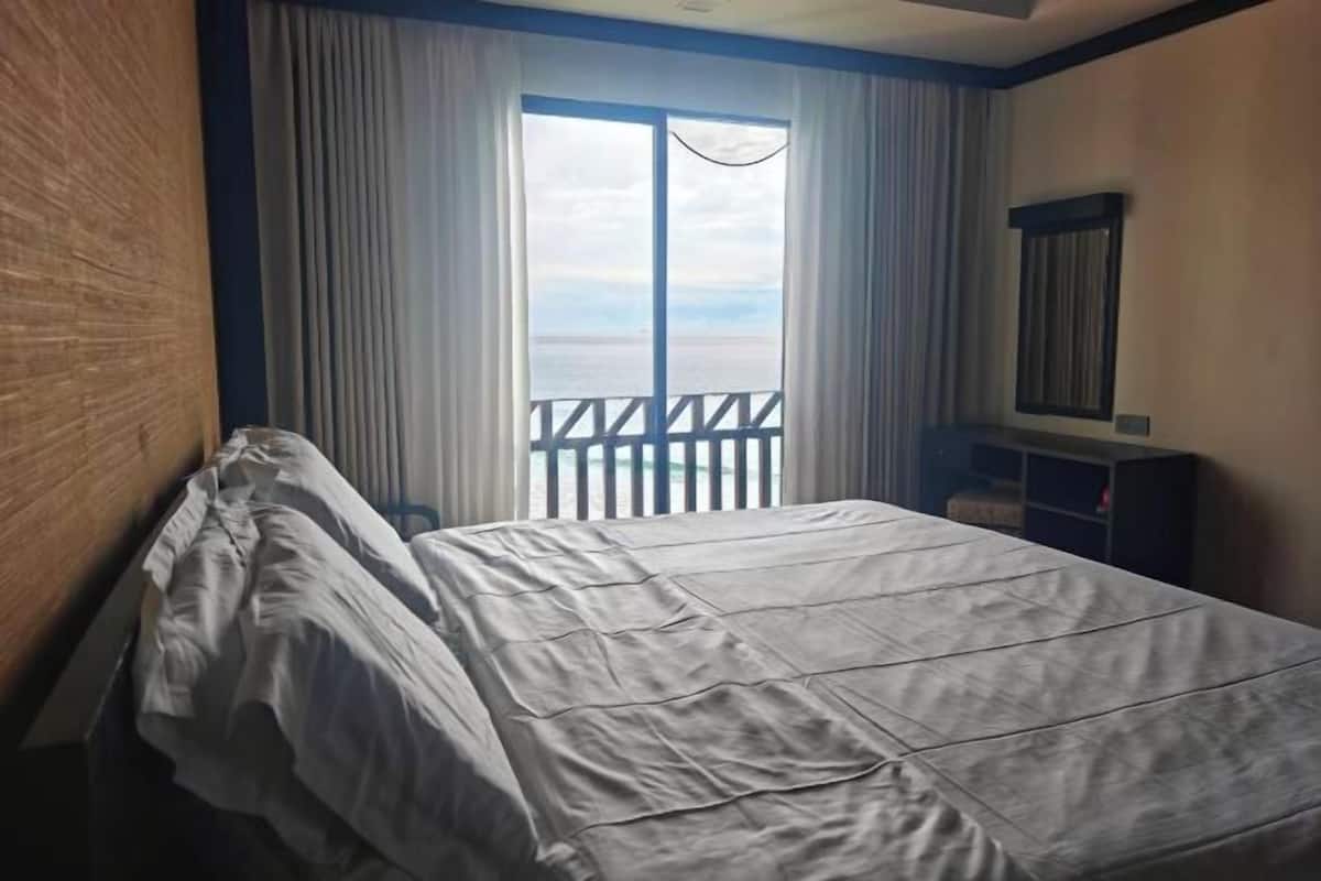 Egyptian cotton sheets, premium bedding, down duvets, pillow-top beds