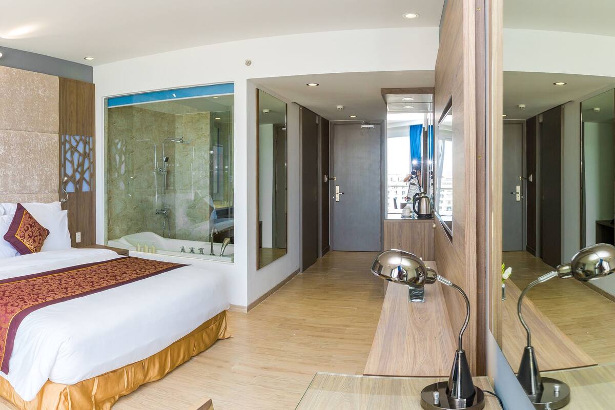 Deluxe Double Room, Lake View | 1 bedroom, premium bedding, minibar, in-room safe