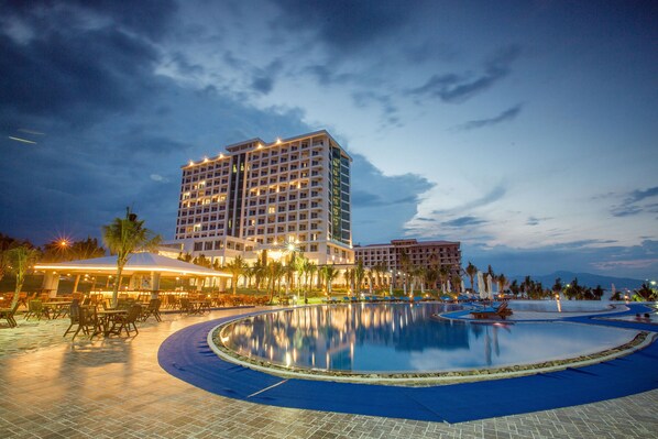 Outdoor pool, free cabanas, pool umbrellas