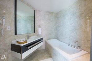 Junior Double Room, Ocean View | Bathroom