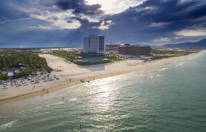 On the beach, free beach cabanas, sun-loungers, beach umbrellas - Golden Peak Resort & Spa (Cam Ranh)