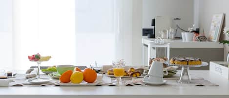 Apartamento | Cozinha privada | Geladeira grande, fogão, cooktop, lava-louças