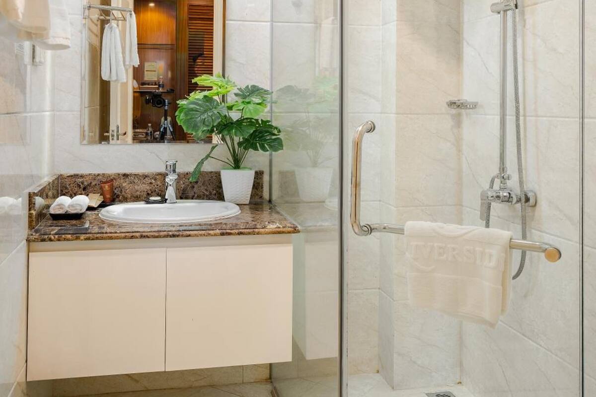 shower, free toiletries, hair dryer, slippers