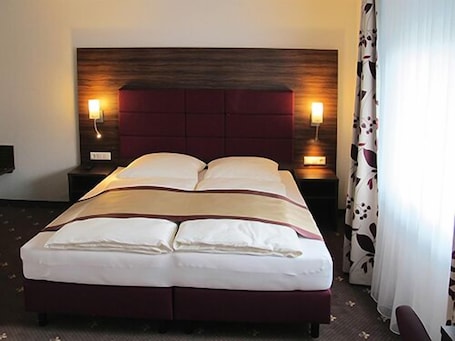 Basic Double Room | In-room safe, desk, free WiFi, bed sheets